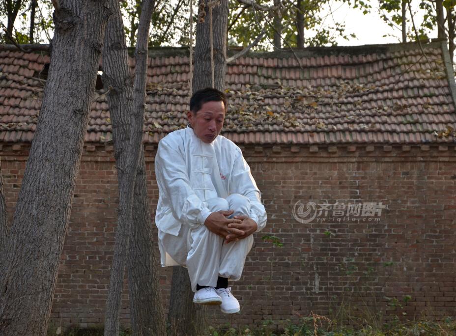 山東武術(shù)達(dá)人修煉“仙人掛畫(huà)” 獨(dú)門(mén)絕技瀕臨失傳 山東武術(shù)達(dá)人修煉“仙人掛畫(huà)” 獨(dú)門(mén)絕技瀕臨失傳