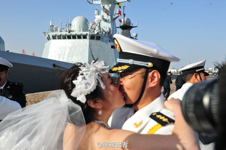 海軍護(hù)航編隊辦集體婚禮 054A艦當(dāng)背景