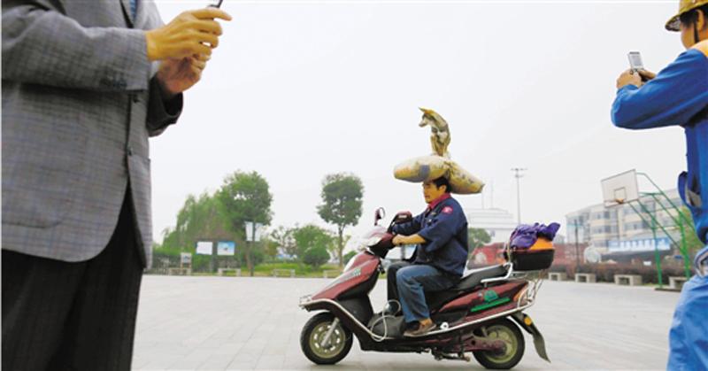 浙江"頂狗哥"走紅網(wǎng)絡(luò) 浙江"頂狗哥"走紅網(wǎng)絡(luò)