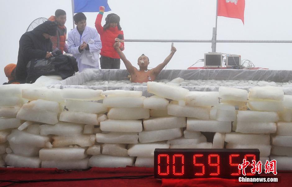 耐寒達人天門山挑戰(zhàn)“冰水耐寒極限”