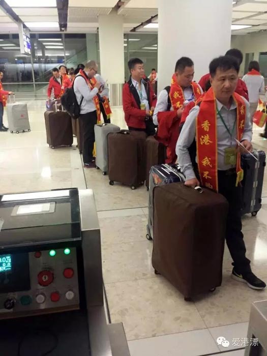 一個內(nèi)地旅游團(tuán)在香港過境時的一幕