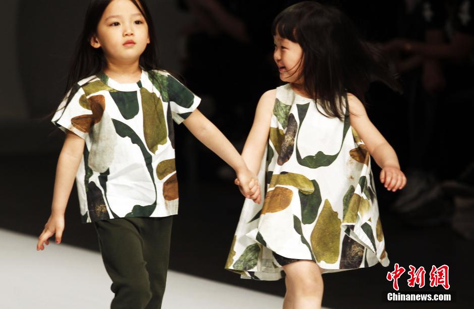 中國(guó)時(shí)裝周上演童裝秀 萌娃齊上陣可愛(ài)俏皮