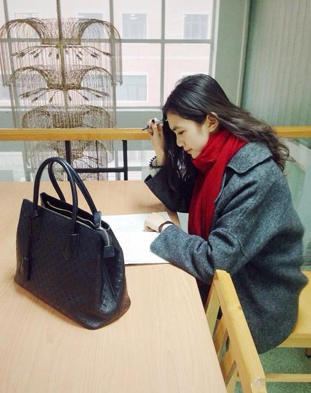 國(guó)戲?；ú排畬W(xué)霸 街拍秀修長(zhǎng)美腿