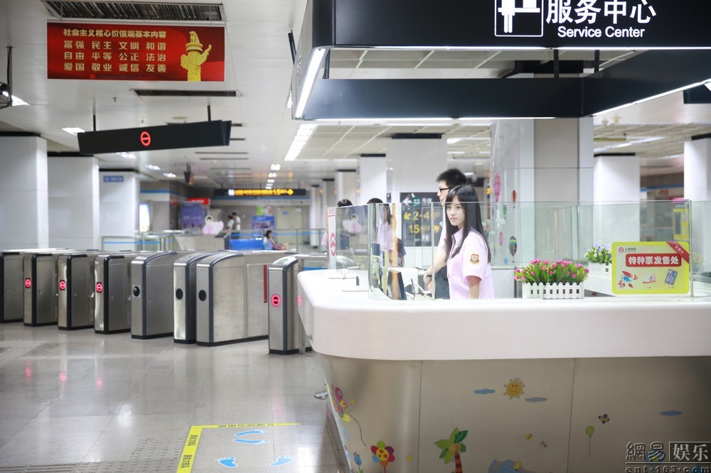 “中國(guó)四千年第一美女”變身地鐵乘務(wù)員