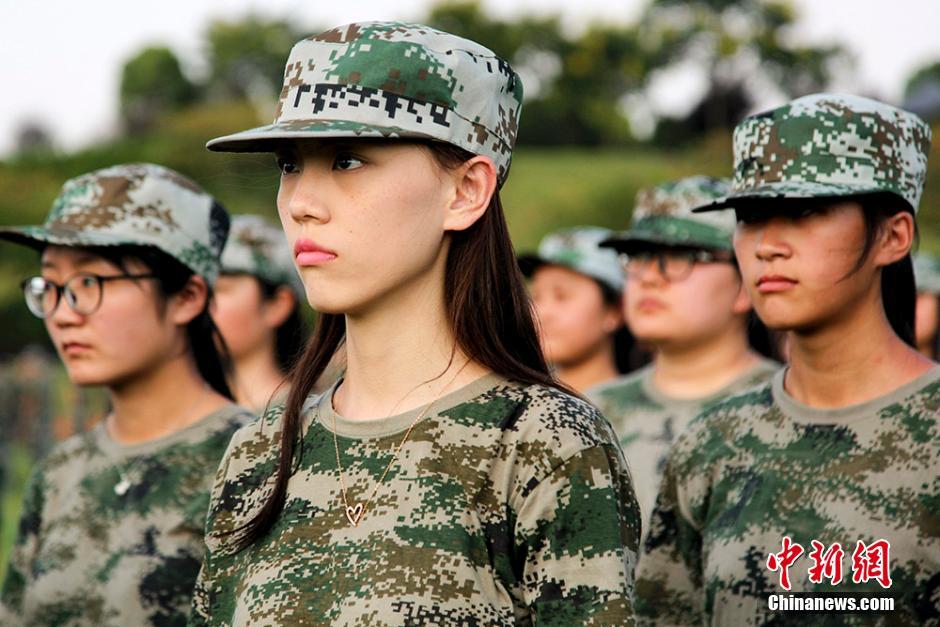 南京高校新生軍訓 靚妹子成排