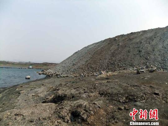 填湖造地，在鴨河水庫非法建設(shè)有越演越烈之勢。吳揚　攝