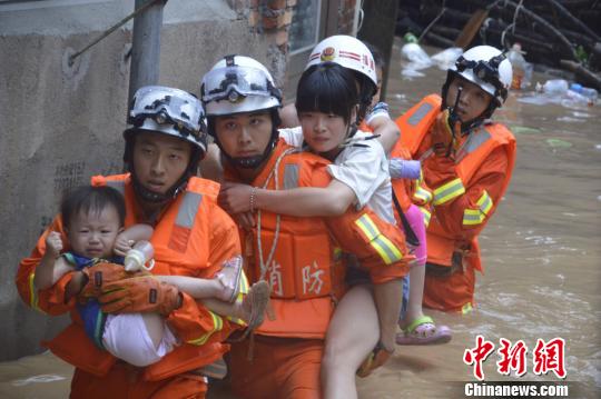 圖為漳平消防大隊(duì)涉水轉(zhuǎn)移被困群眾。