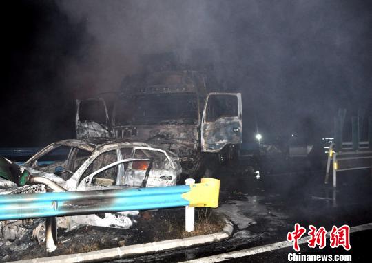 10月2日0時許，杭瑞高速貴州江口縣往銅仁市方向，距王家溝隧道出口200米處，發(fā)生一起三車追尾交通事