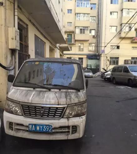 哈爾濱一小區(qū)私家車(chē)被集體潑糞物業(yè)擬安攝像頭 哈爾濱一小區(qū)私家車(chē)被集體潑糞物業(yè)擬安攝像頭