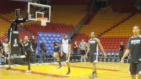 馬刺備戰(zhàn)對(duì)陣熱火的第一場(chǎng)總決賽比賽之前，麥蒂亮相訓(xùn)練場(chǎng)，受到媒體狂熱追捧，在馬刺球員中風(fēng)頭最勁，他也