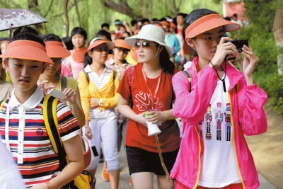 未名湖畔，游人紛紛拍照留念。