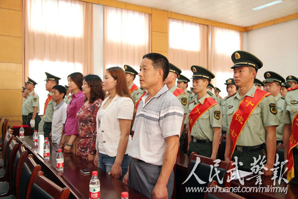 十佳士官同家長(zhǎng)親人同臺(tái)受到表彰。圖片來源：人民武警報(bào)