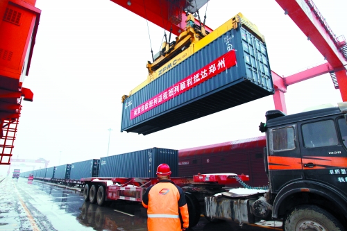 8日,帶回41集裝箱汽車原配件、動車高鐵鋼板、高檔飲料