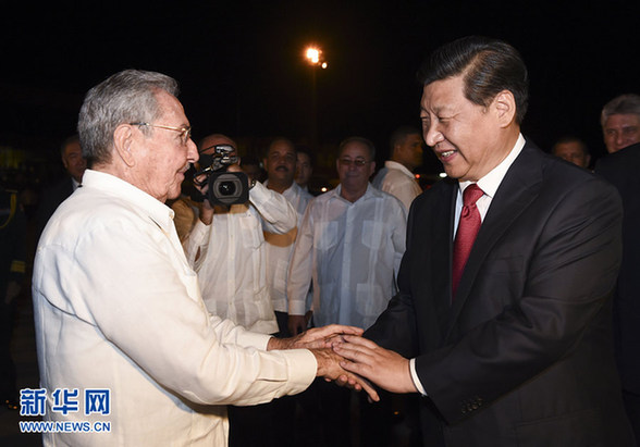 這是古巴國(guó)務(wù)委員會(huì)主席兼部長(zhǎng)會(huì)議主席勞爾·卡斯特羅到機(jī)場(chǎng)為習(xí)近平送行。