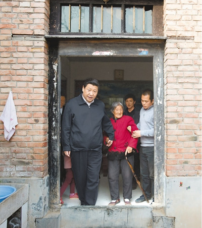 3月17日，習近平在東壩頭鄉(xiāng)張莊村看望85歲老人張景枝。