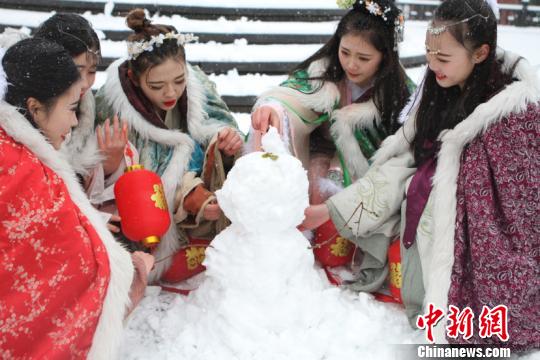 古裝美女雪中斗艷穿越古今玩“打雪仗、堆雪人”
